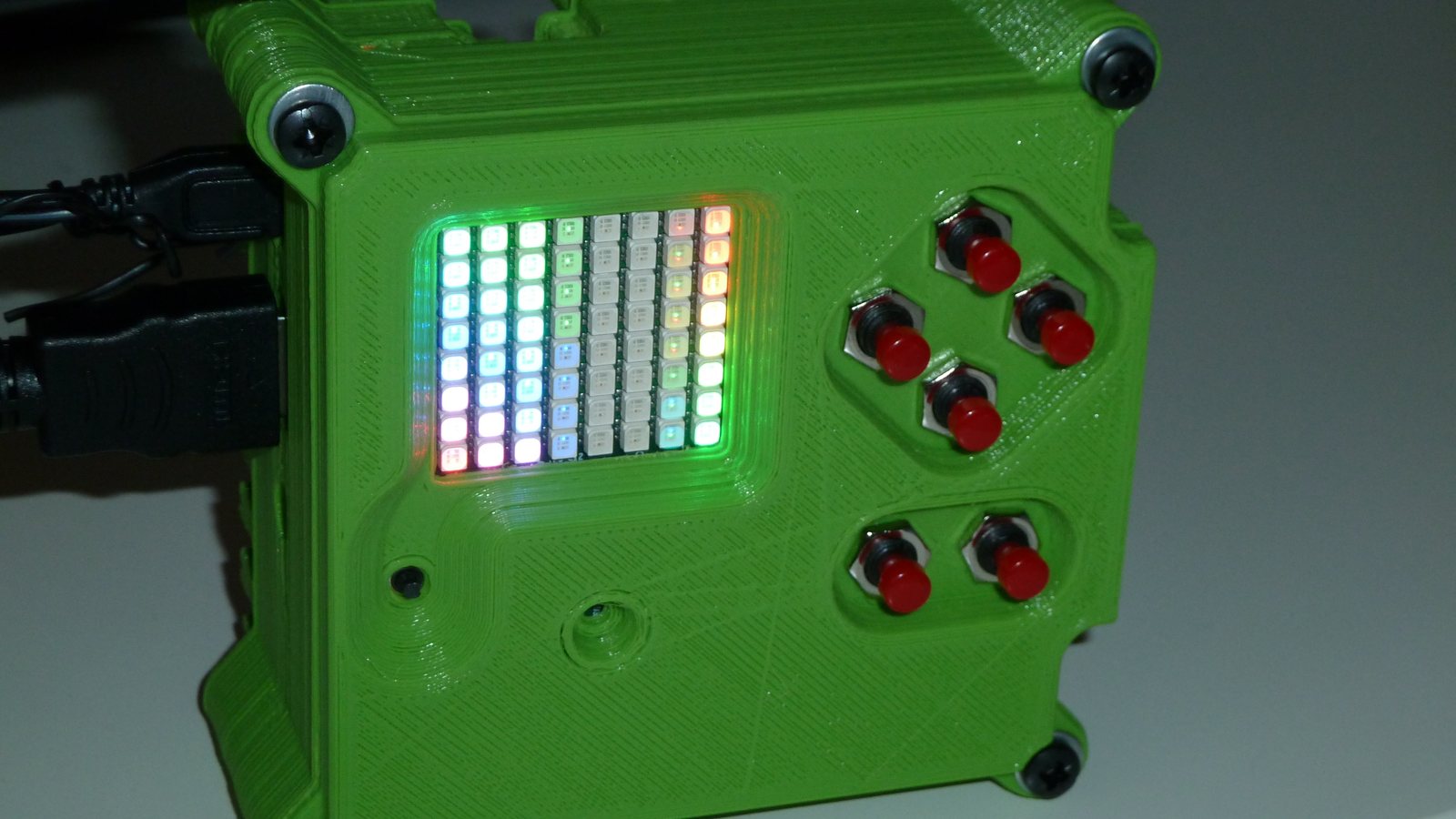 Boîtier électronique imprimé en 3D en filament vert, vissé aux quatre angles, avec une matrice de LED et des boutons-poussoirs en façade