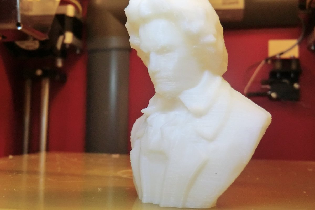 Buste de Beethoven imprimé en filament blanc, strates visibles sur le visage et la chevelure