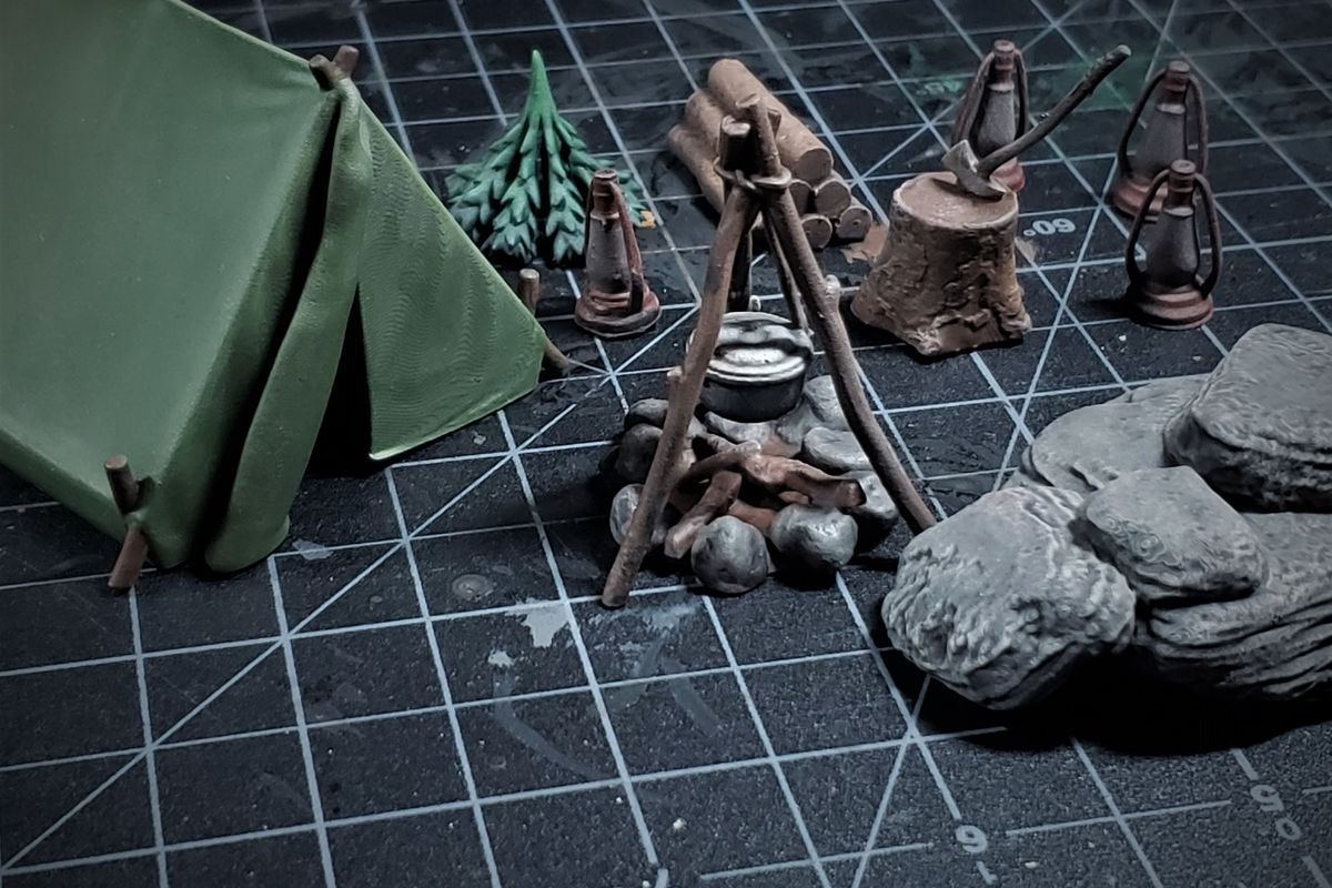 Décor de jeu de rôle imprimé en 3D et peint : tente, feu de camp, rochers et arbres