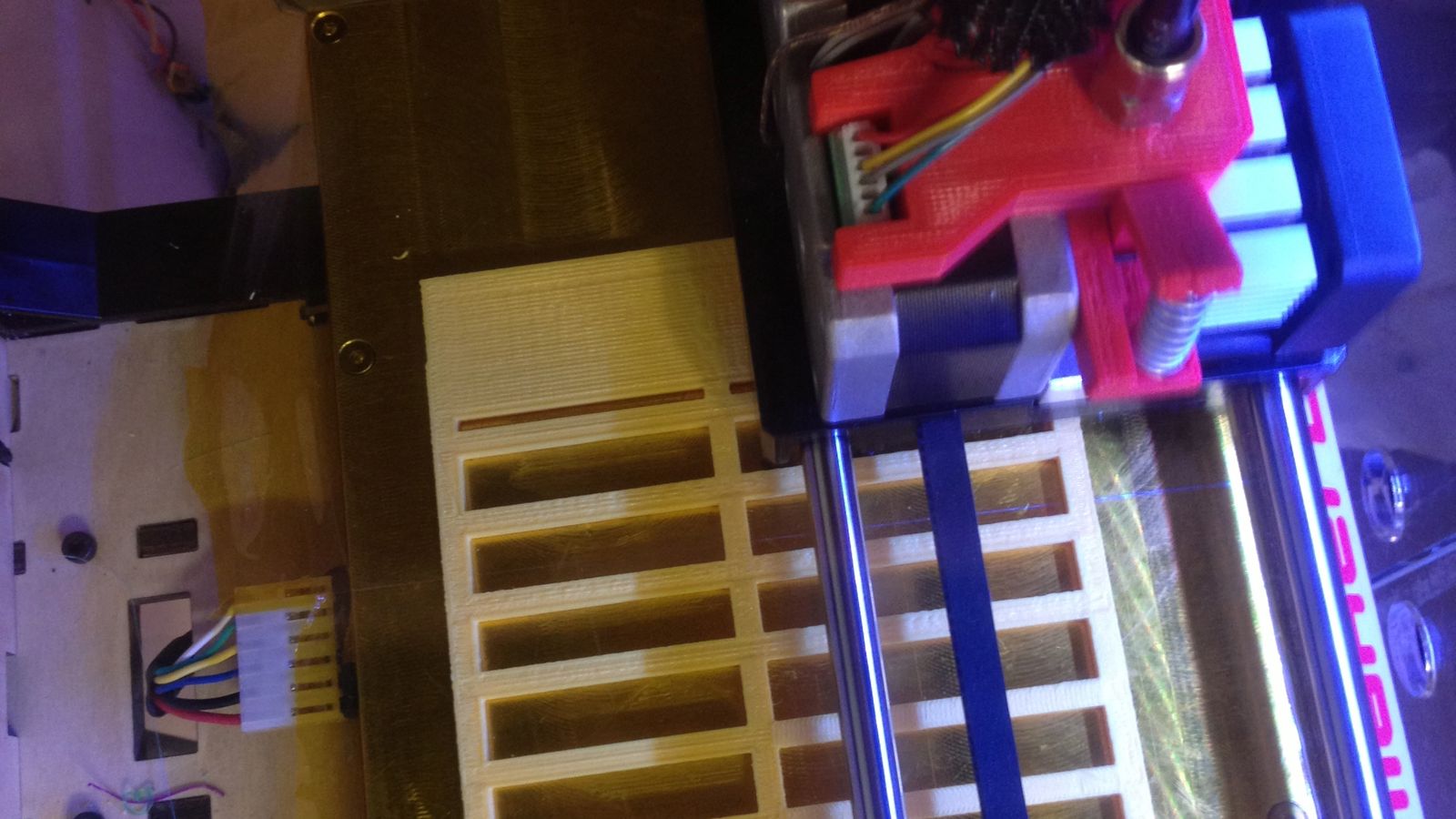 Support technique en cours d'impression sur le plateau d'une imprimante à filament
