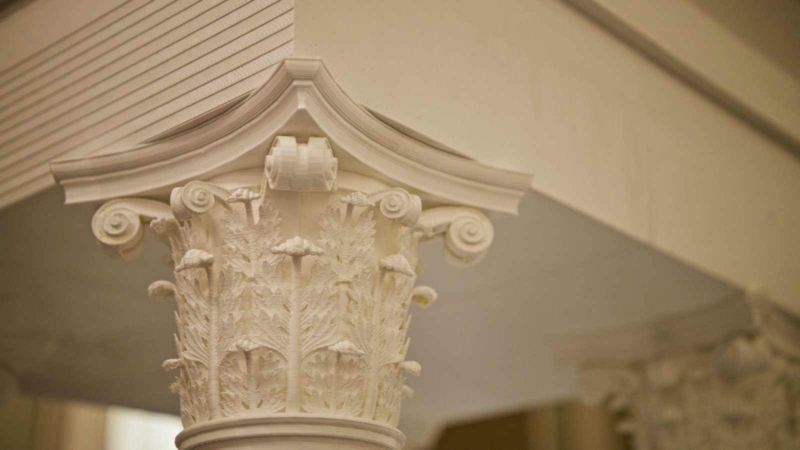 Chapiteau corinthien de grande taille imprimé en 3D en filament blanc, couches visibles sur la corniche