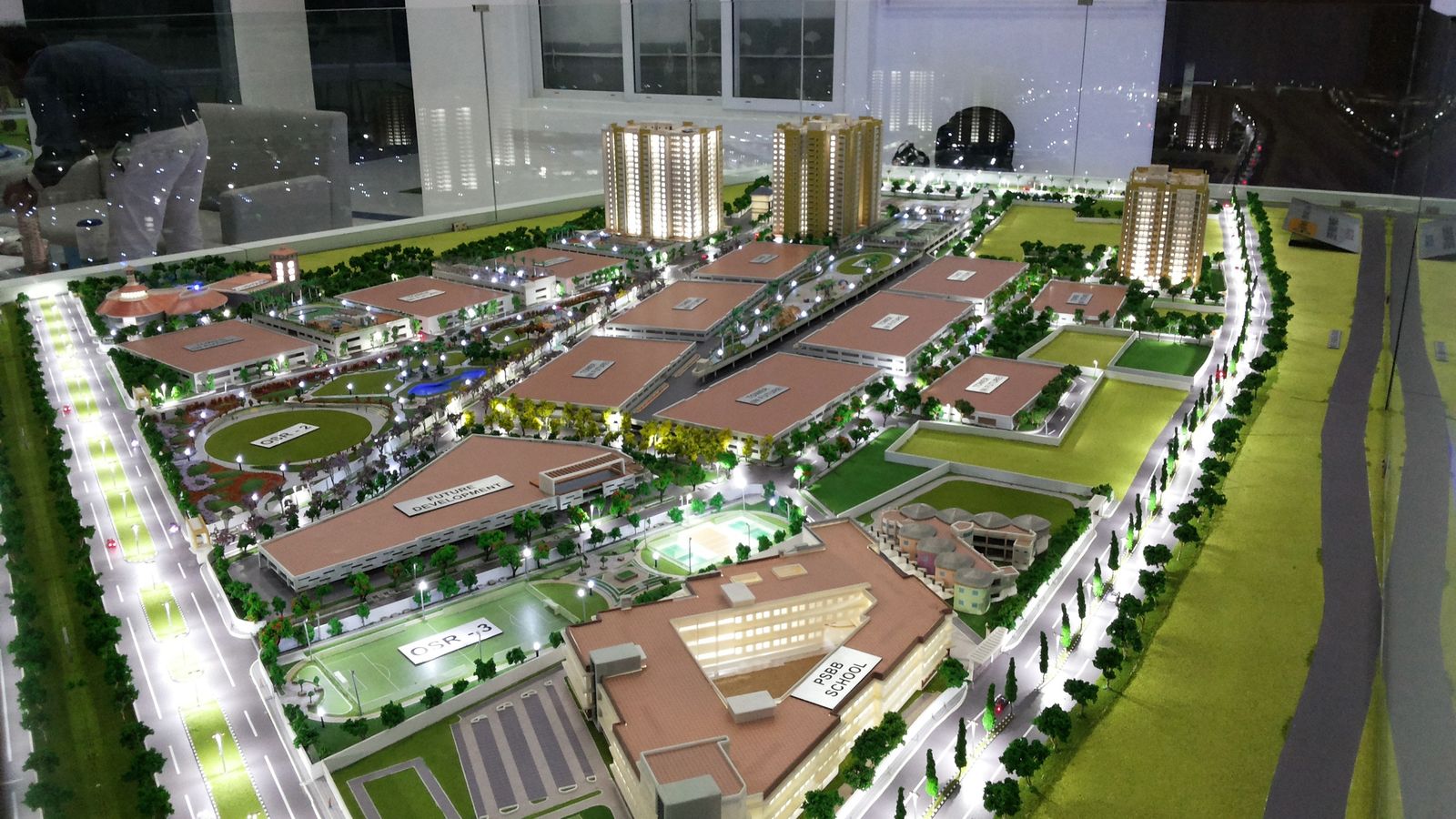 Maquette d'un plan masse urbain à petite échelle, bâtiments et voiries éclairés