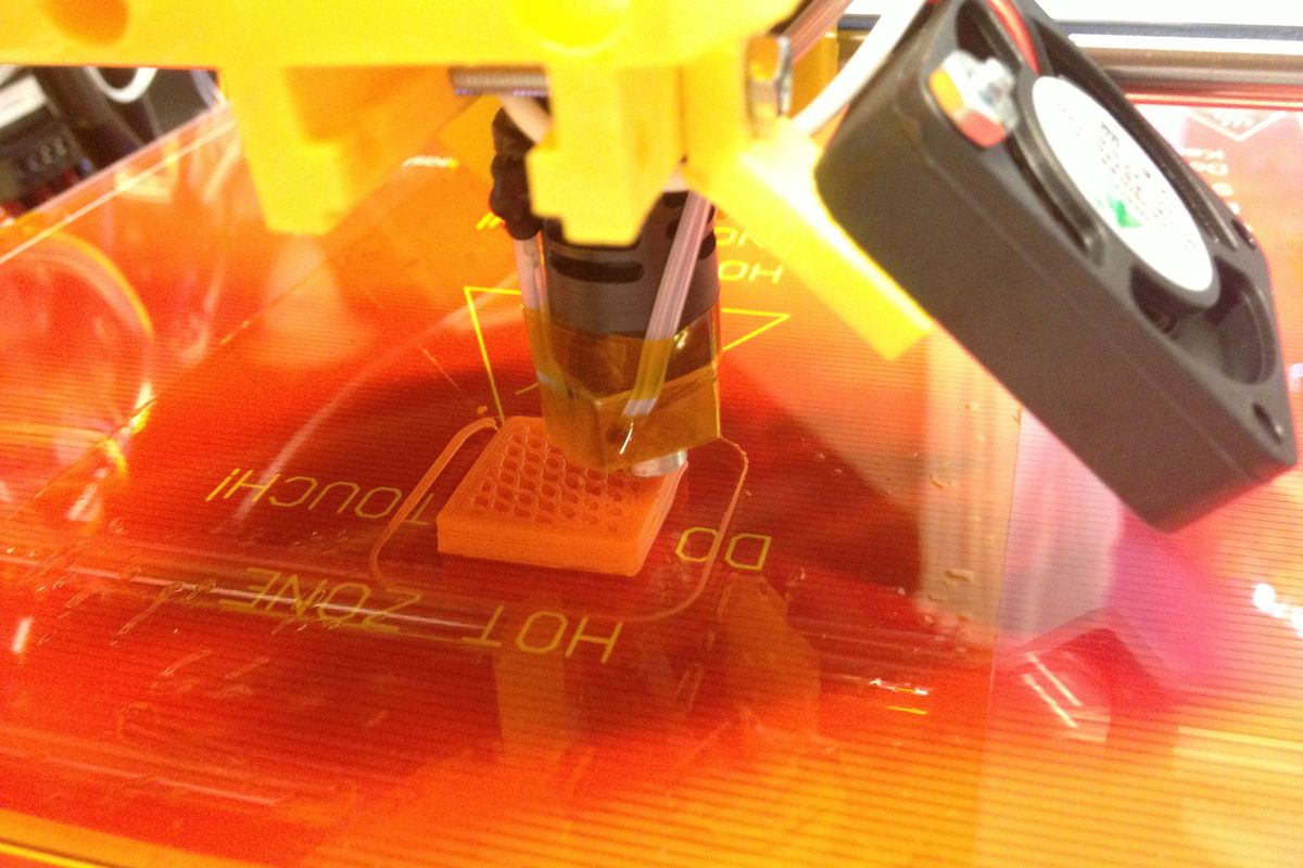 Buse d'une imprimante 3D à filament qui dépose les premières couches d'une pièce