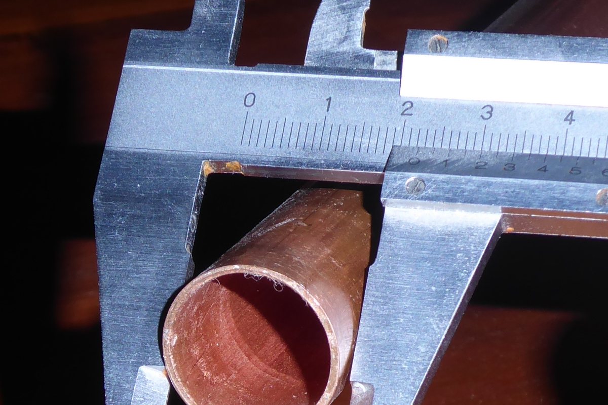 Pied à coulisse qui mesure le diamètre extérieur d'un tube de cuivre, graduations en gros plan