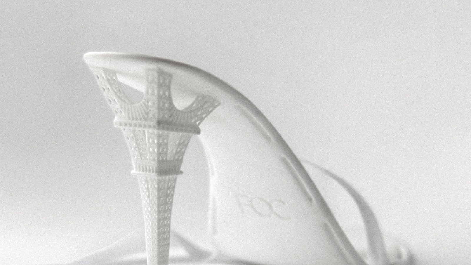 Escarpin blanc imprimé en 3D pour une exposition de showroom à Paris, talon en forme de tour Eiffel ajourée